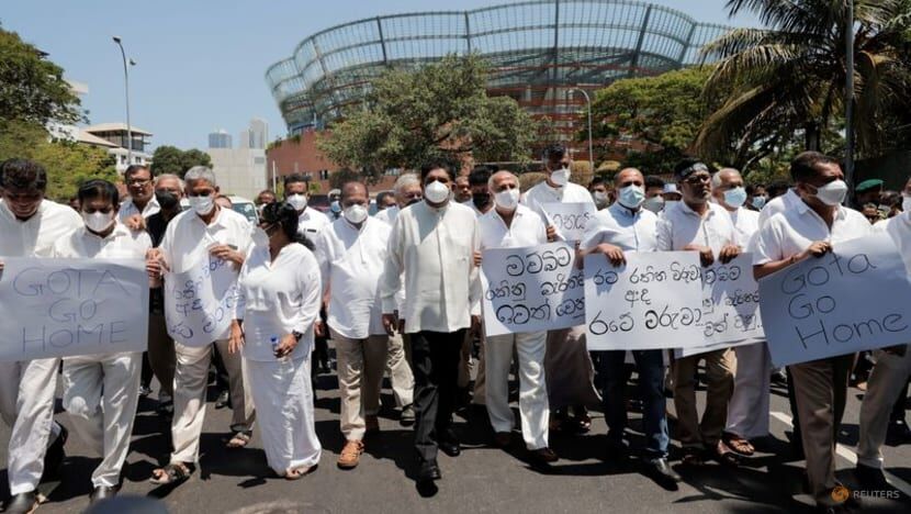 بحران اقتصادی در سریلانکا، دولت به رای عدم اعتماد از سوی مخالفان تهدید شد