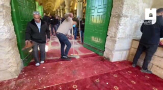 تمیز کردن مسجد الاقصی و آمادگی برای نماز، پس از هجوم وحشیانه نظامیان صهیونیست