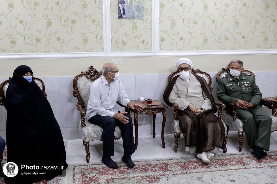 تولیت آستان قدس رضوی به دیدار تعدادی از جانبازان، آزادگان و خانواده‌ شهدای ارتش رفت
