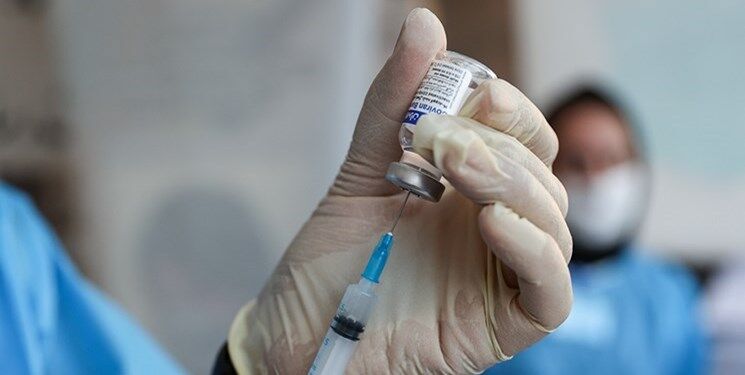 وزیر بهداشت: کسانی که واکسن کرونا نزنند از خدمات دولتی محروم می‌شوند