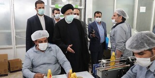 رئیس جمهور مهمان سفره افطاری کارگران/ بازدید آیت الله رئیسی از کارخانه تولید محصولات بهداشتی فیروز