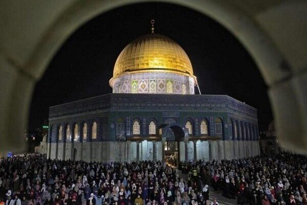 هزاران فلسطینی در مسجدالاقصی اقامه نماز کردند
