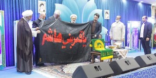 اهدای پرچم‌ حرم‌های امام حسین و حضرت عباس(ع) به یک مؤسسه قرآنی