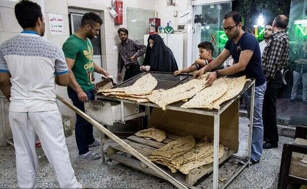 تقاضای کاذب برای خرید نان در مشهد منجر به تشکیل صفهای طولانی شده است