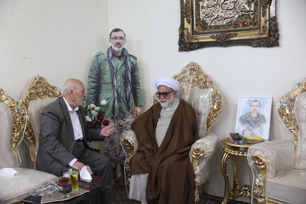 تولیت آستان قدس در منزل شهید مدافع حرم «جواد محمدی مفرد» حضور یافت