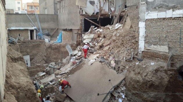 انتقال ۳۳ مصدوم حادثه ریزش ساختمان متروپل در آبادان به مراکز درمانی/ تلاش برای آواربرداری ادامه دارد