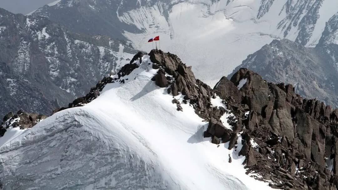 پایین کشیدن پرچم اوکراین از قله پوتین در قرقیزستان