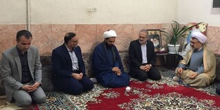  معاون پارلمانی رییس‌جمهور با خانواده یکی از شهدای حادثه تروریستی حرم رضوی دیدار کرد 