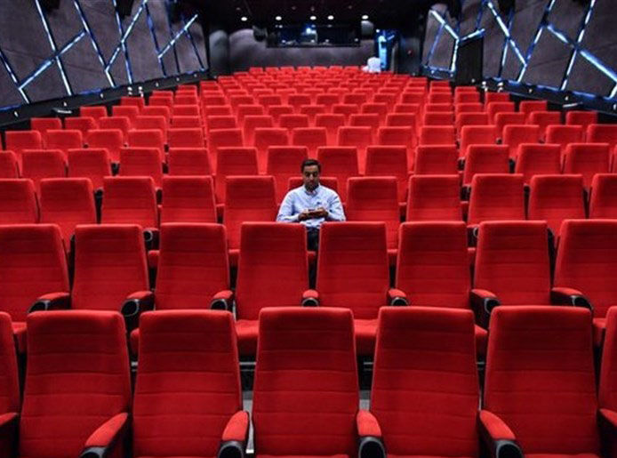 سینما در کماست و با دستگاه زنده مانده