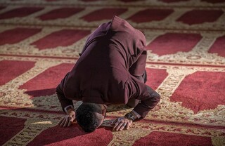 نماز وجدان انسان را بیدار می‌کند