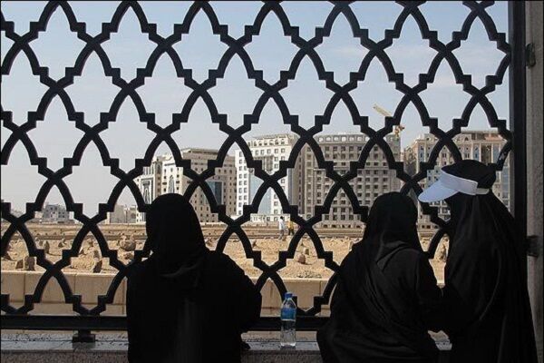 کاهش محدودیت سعودی‌ها در زیارت بقیع / زیارت همچنان از پشت درهای بسته