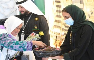 استقبال سعودی‌ها از حجاج با گل و آب زمزم
