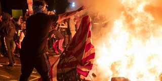 تظاهرات در واشنگتن؛ سوزاندن پرچم آمریکا در اعتراض به حکم سقط جنین