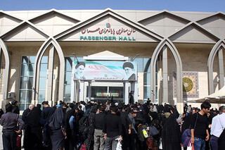 ادامه کُندی تردد زائران عتبات در مرز مهران/ زائران نگران بسته شدن مرز نباشند