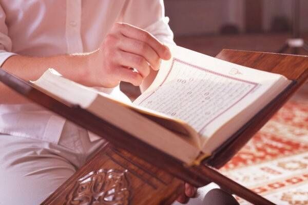 زیارت نیابتی با خواندن یک صفحه قرآن