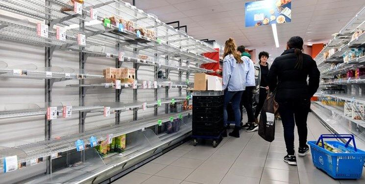 قفسه‌های فروشگاه‌ها در هلند از مواد غذایی خالی شد 