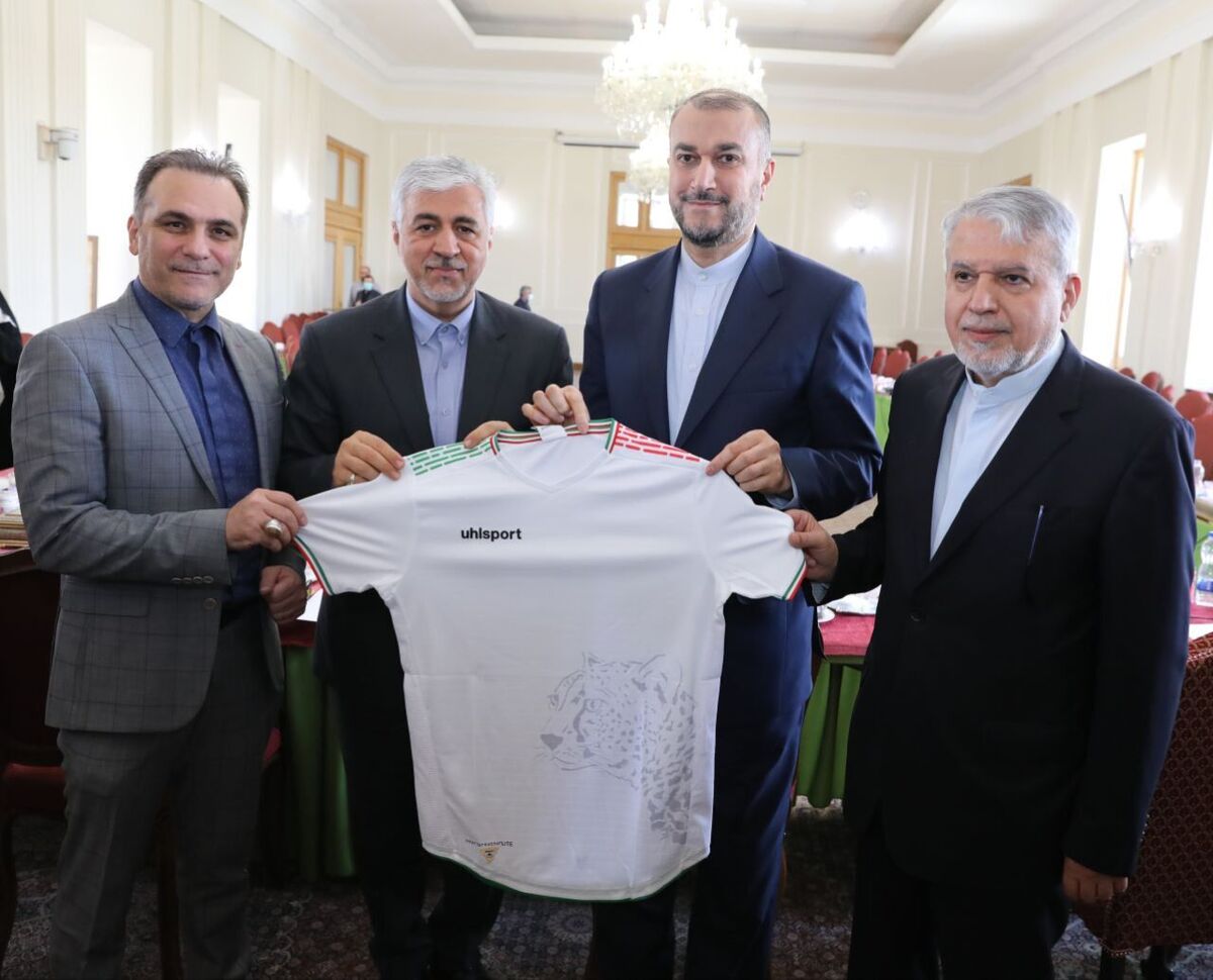 اهدای پیراهن تیم ملی فوتبال به امیرعبداللهیان
