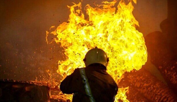 آتش سوزی یک گاراژ ۳ هزار متری در بزرگراه آزادگان