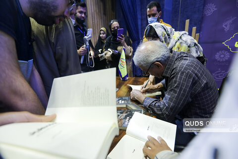 مراسم رونمایی و جشن امضاء کتاب ویولون زن روی پل  در مشهد
