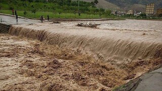 سیلاب راه ارتباطی ۱۲ روستا در کلات را مسدود کرد