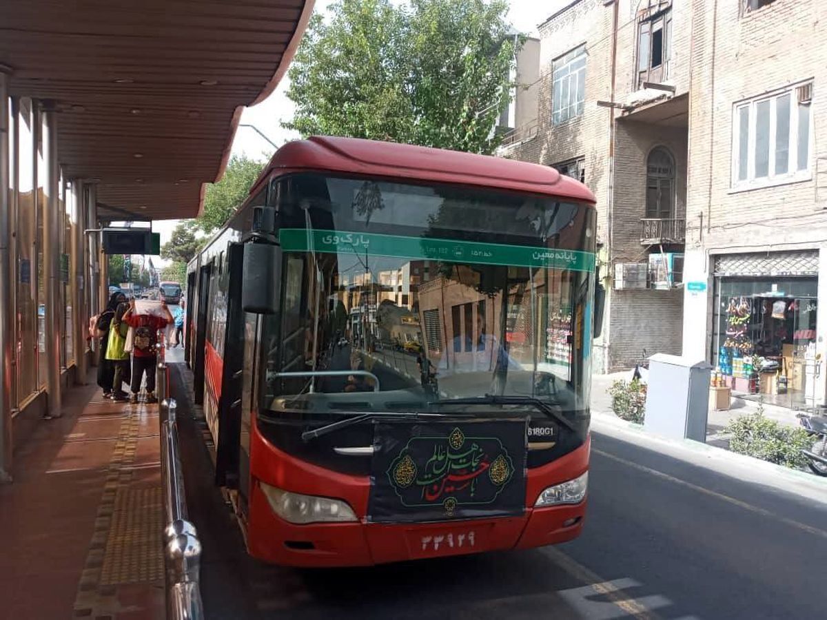اتوبوس‌های تهران مزین به پرچم عزای حسینی شدند