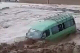 پایان عملیات جست و جوی مفقودان حادثه واژگونی ون در سیلاب مشهد