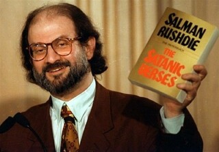من یک مرد مرده‌ام!/ مرگ سلمان رشدی هنوز قطعی نیست