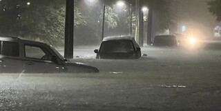 سیل شدید در«دالاس آمریکا»؛ فرو رفتن خودروها در آب