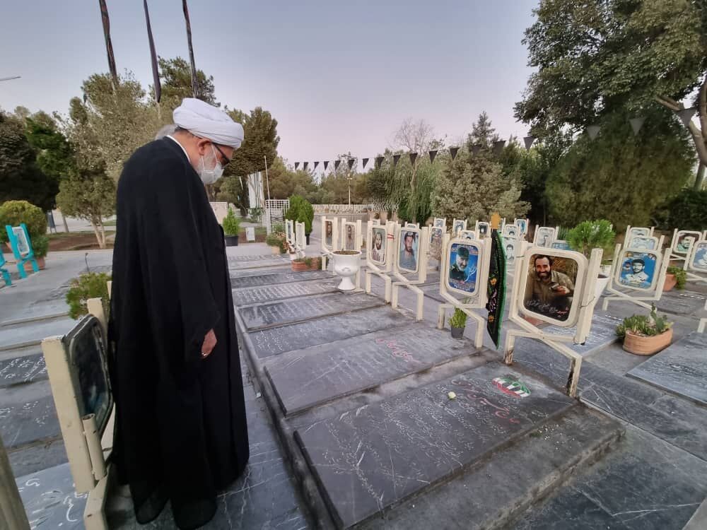 حضور تولیت آستان قدس رضوی در گلستان شهدای اصفهان
