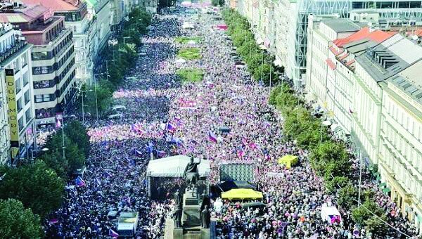 تجمع ۷۰هزارنفری ضد جنگ در چک