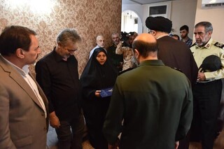 استاندار و جمعی از مسوولان البرز با خانواده یکی از شهدای مدافع امنیت دیدار کرد