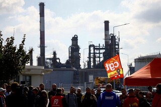 اعتصاب کارگران بخش انرژی فرانسه/ تهدید دولت به استفاده از زور