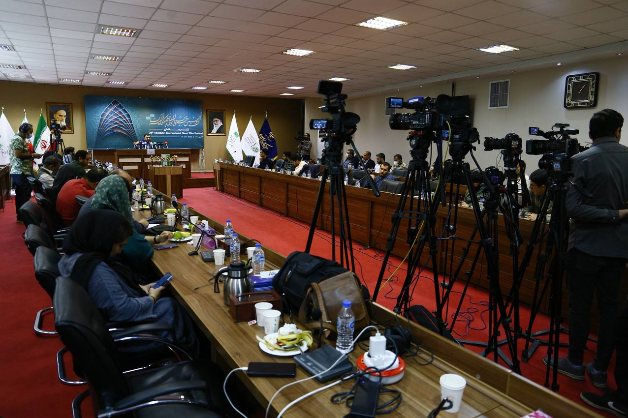 تعطیلی جشنواره فیلم کوتاه ننگی است که زیر بارش نمیروم/ بسیاری از فیلمسازان با تهدید مجبور به انصراف شدند