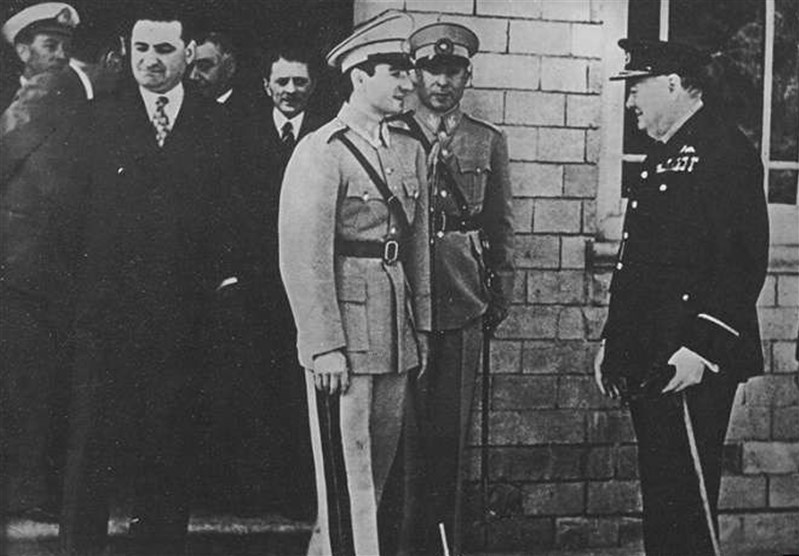 زمانی که شاه ایران اختیار رادیو گوش کردن را هم نداشت!