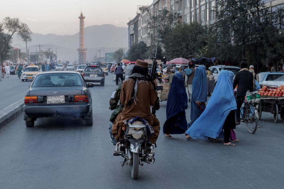 افغانستانی ها با موتور و گواهینامه بین المللی به ایران می آیند