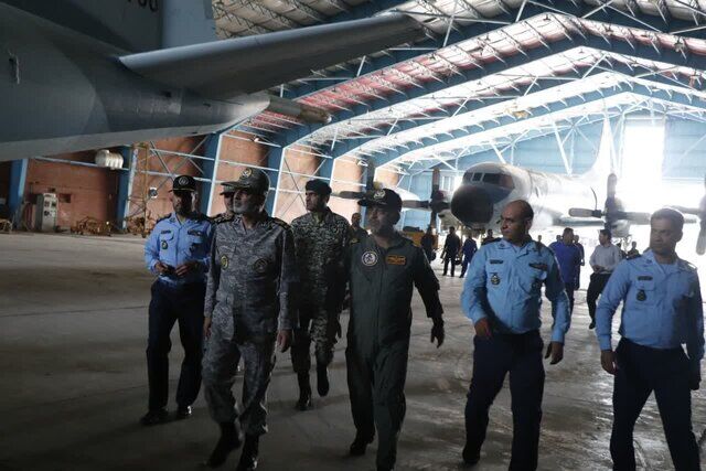 بازدید فرمانده کل ارتش از آمادگی رزمی یگان‌های هوایی و پدافند در بندرعباس
