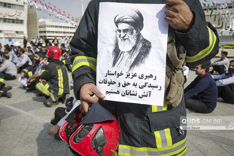 تجمع صنفی آتش نشانان در مقابل شهرداری مشهد