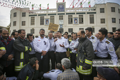 تجمع صنفی آتش نشانان در مقابل شهرداری مشهد