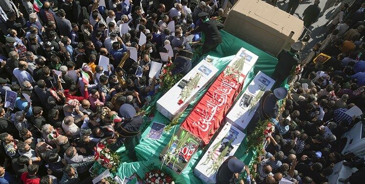  برپایی مراسم خاکسپاری پیکر شهدای حادثه تروریستی در حرم احمد ابن موسی(ع) 