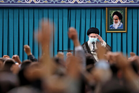 رهبر انقلاب: درباره شهادت سلیمانی پای حرفی که زده‌ایم ایستاده‌ایم /جوانان و نوجوانان کف میدان بچه‌های خودمان هستند
