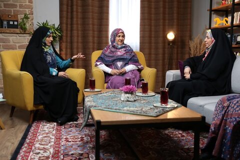 مجری تلویزیون: تجربه «مامان ها» یک اندوخته ارزشمند است / در «مامان ها» موضع گیری نداریم