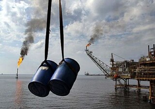 خرید نفت ایران رسانه ای نمی شود /کاهش خام‌فروشی، راه بی اثر کردن تحریم‌هاست