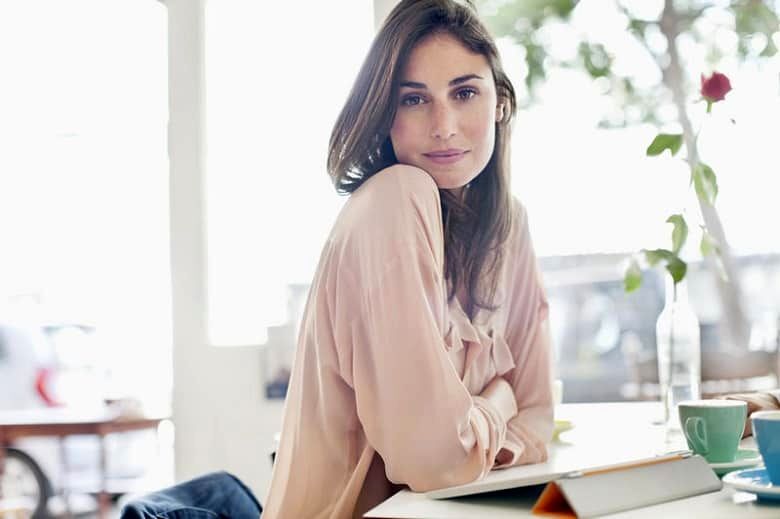 زنان با اعتماد به نفس و جذاب ویژگیهای زیادی دارند.