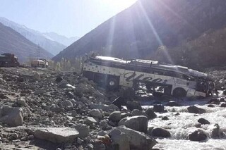 سقوط اتوبوس به دره در افغانستان/ ۴۹ نفر کشته و زخمی شدند