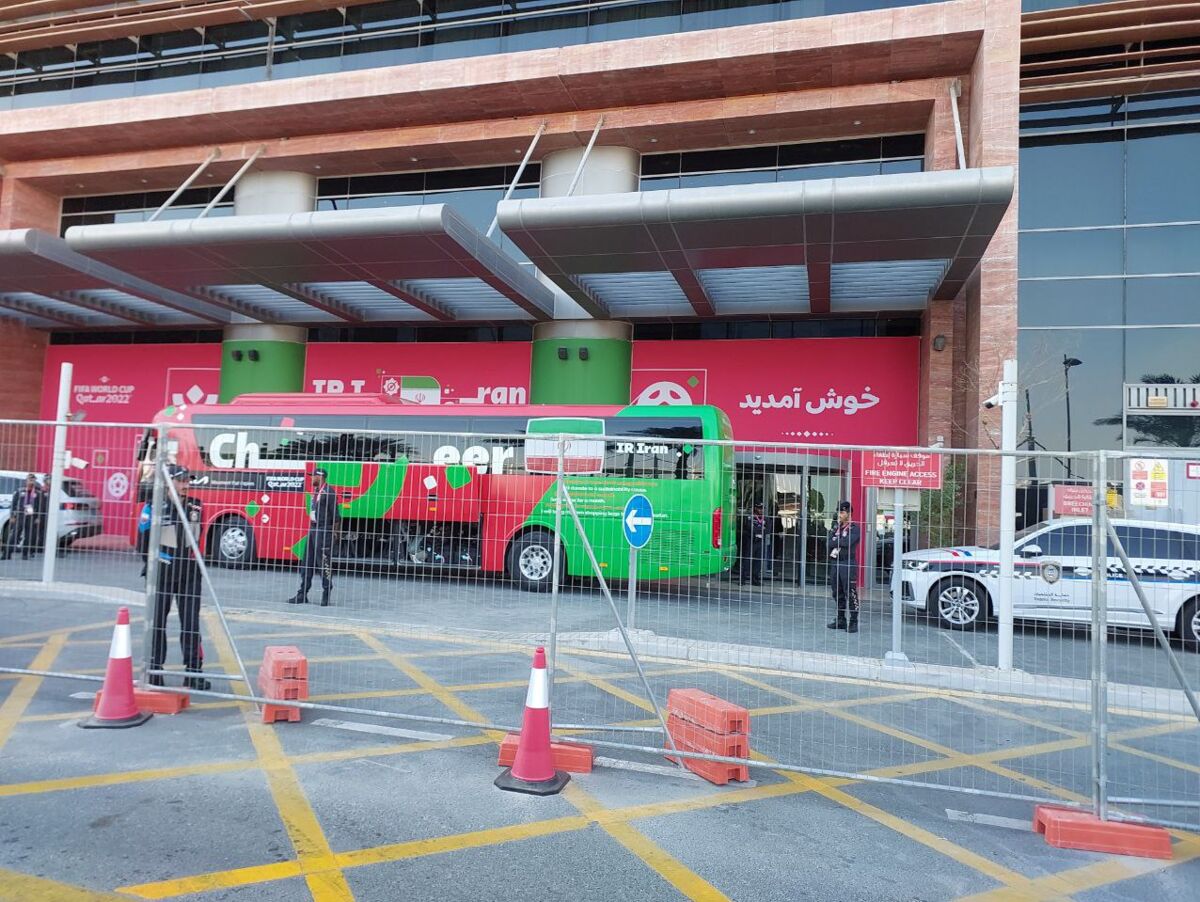 لحظه به لحظه با حواشی بازی ایران-انگلیس/ بدرقه تیم ملی با رقص محلی به سمت ورزشگاه +عکس