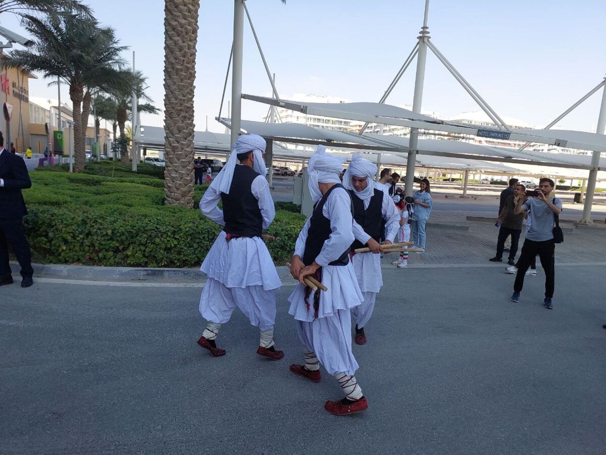 لحظه به لحظه با حواشی بازی ایران-انگلیس/ بدرقه تیم ملی با رقص محلی به سمت ورزشگاه +عکس