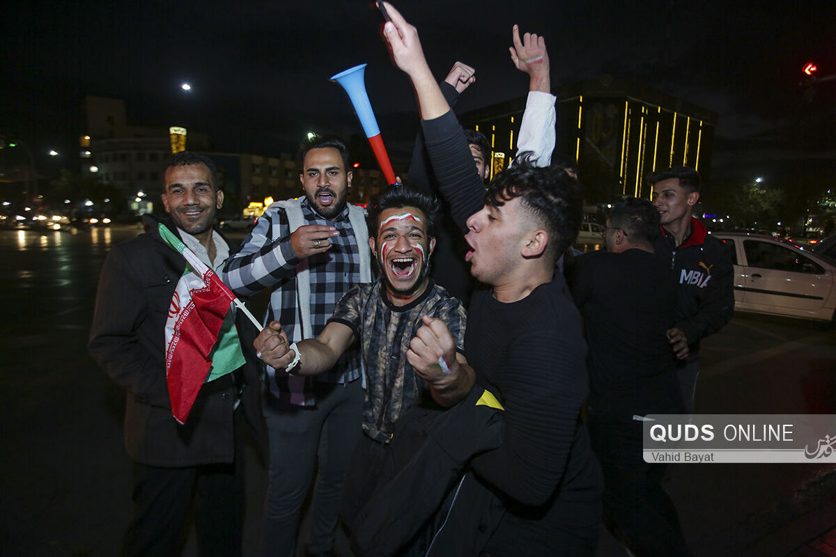 شادی مردم مشهد بعد از پیروزی تیم ملی فوتبال/فریاد مشهدی‌ها در بلوار سجاد؛ایرانی باغیرت
