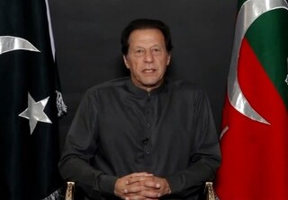 عمران خان از رقابت‌های سیاسی پاکستان کناره‌گیری کرد/ سخنرانی از پشت شیشه ضدگلوله!