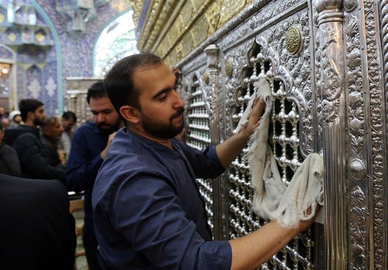 تصاویری از شستوشو تنظیف ضریح مطهر حضرت معصومه (ص)