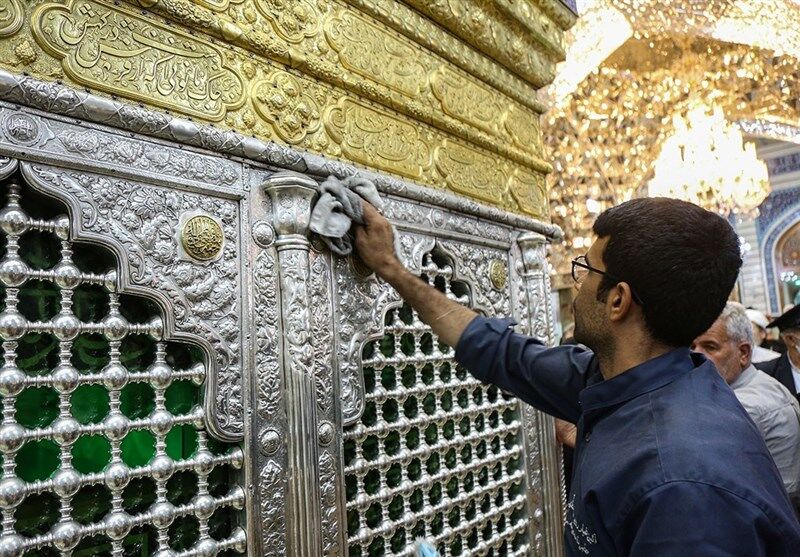 تصاویری از شستوشو تنظیف ضریح مطهر حضرت معصومه (ص)